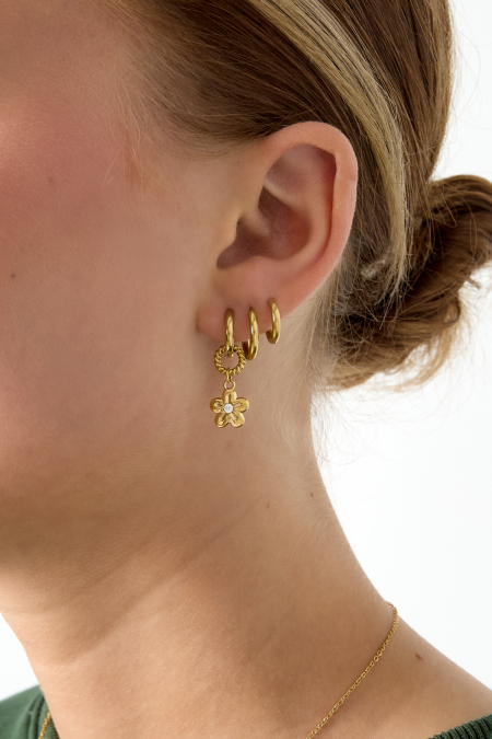 Boucles d'oreilles avec une marguerite pendante 2