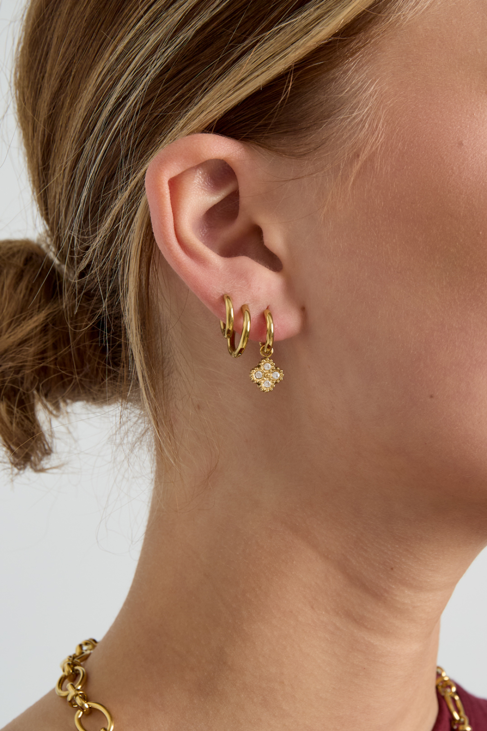 Petites Boucles D'Oreilles Créoles Avec Breloque Trèfle Sertie De Zirconiums h5Image3