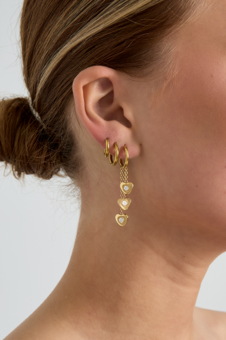 Boucles d'oreilles avec des cœurs pendants à différentes hauteurs 2
