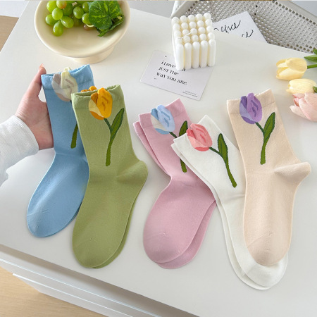 Chaussettes mi-mollet à imprimé floral uni, légèrement rebondissantes et mignonnes.
