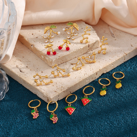 Boucles d'oreilles puces pour femme, en acier inoxydable doré, forme cerise, romantiques et délicates, de forme irrégulière. Étanche.