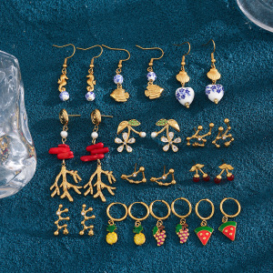 Boucles D'Oreilles Puces Pour Femme, En Acier Inoxydable Doré, Forme Cerise, Romantiques Et Délicates, De Forme Irrégulière. Étanche. h5 Image2