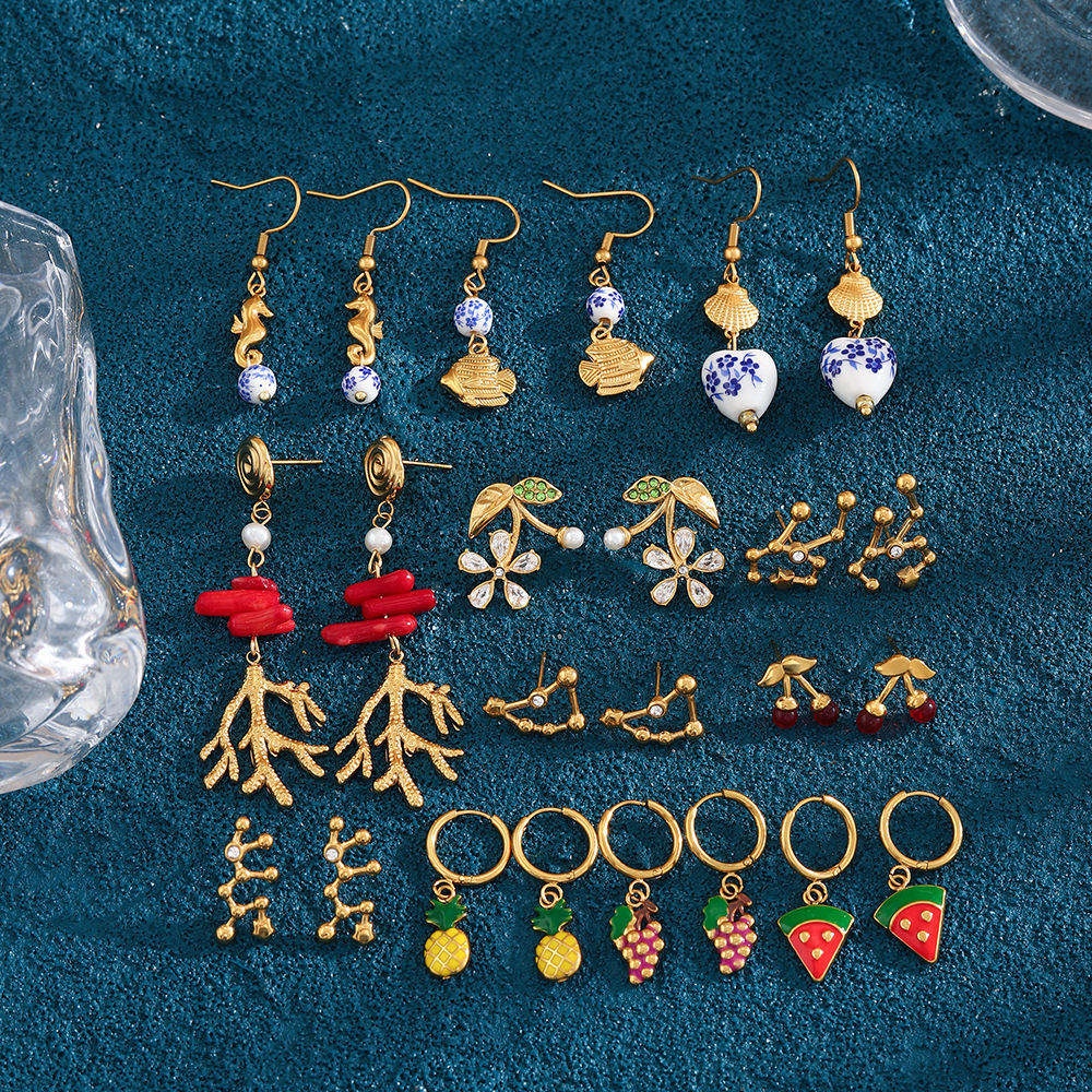 Boucles D'Oreilles Puces Pour Femme, En Acier Inoxydable Doré, Forme Cerise, Romantiques Et Délicates, De Forme Irrégulière. Étanche. Image2