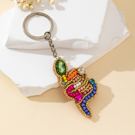Porte-clés ethnique bohème en perles multicolores et strass, alliage et or.