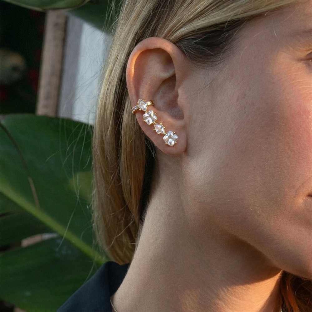 Boucles D'Oreilles Puces Pour Femmes, Luxueuses Et Simples, En Acier Inoxydable Imperméable, Couleur Or, Ornées De Zircon, Forme Triangulaire Patchwork. Image3