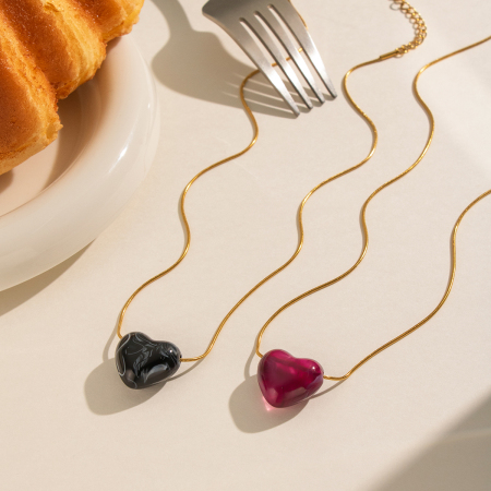 Colliers pendentifs pour femmes en résine, en acier inoxydable, en forme de cœur, étanches et de couleur dorée 2