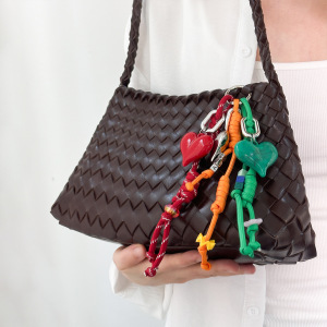 Breloques De Sac En Résine De Couleurs Assorties, Mignonnes Et En Forme De Cœur, Avec Lettres Simples Et Torsadées h5 Image3