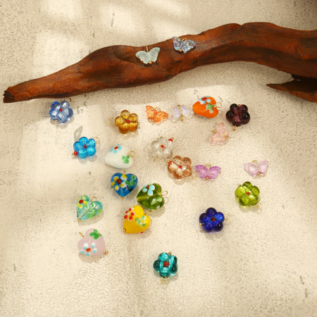 Pendentifs pour femmes en acrylique, motif cœur, papillon et fleur, collection romantique