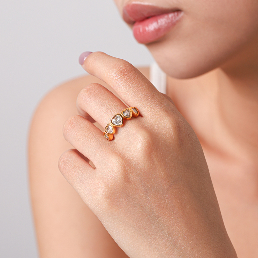 Bagues Simple Series Daily Heart En Acier Inoxydable Étanche Couleur Or Avec Zircon. Image3