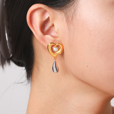 Boucles d'oreilles pendantes pour femme, modèle Daily Droplet Heart, en acier inoxydable doré et perles d'eau douce.