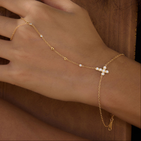 Chaîne de main pour femme en acier inoxydable doré, ornée d'une croix simple et étanche.