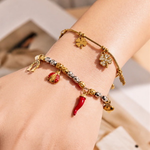Bracelet À Breloques Pour Femme, Collection Luxueuse Series, Motif Trèfle Et Piment, En Acier Inoxydable Étanche, Couleur Or. h5 Image3