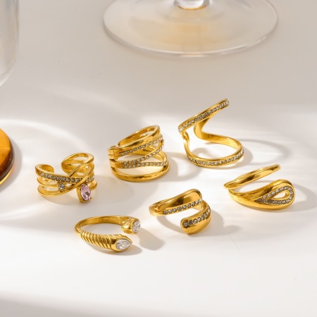 Bagues élégantes en acier inoxydable doré, étanches, de forme géométrique et ornées de strass.