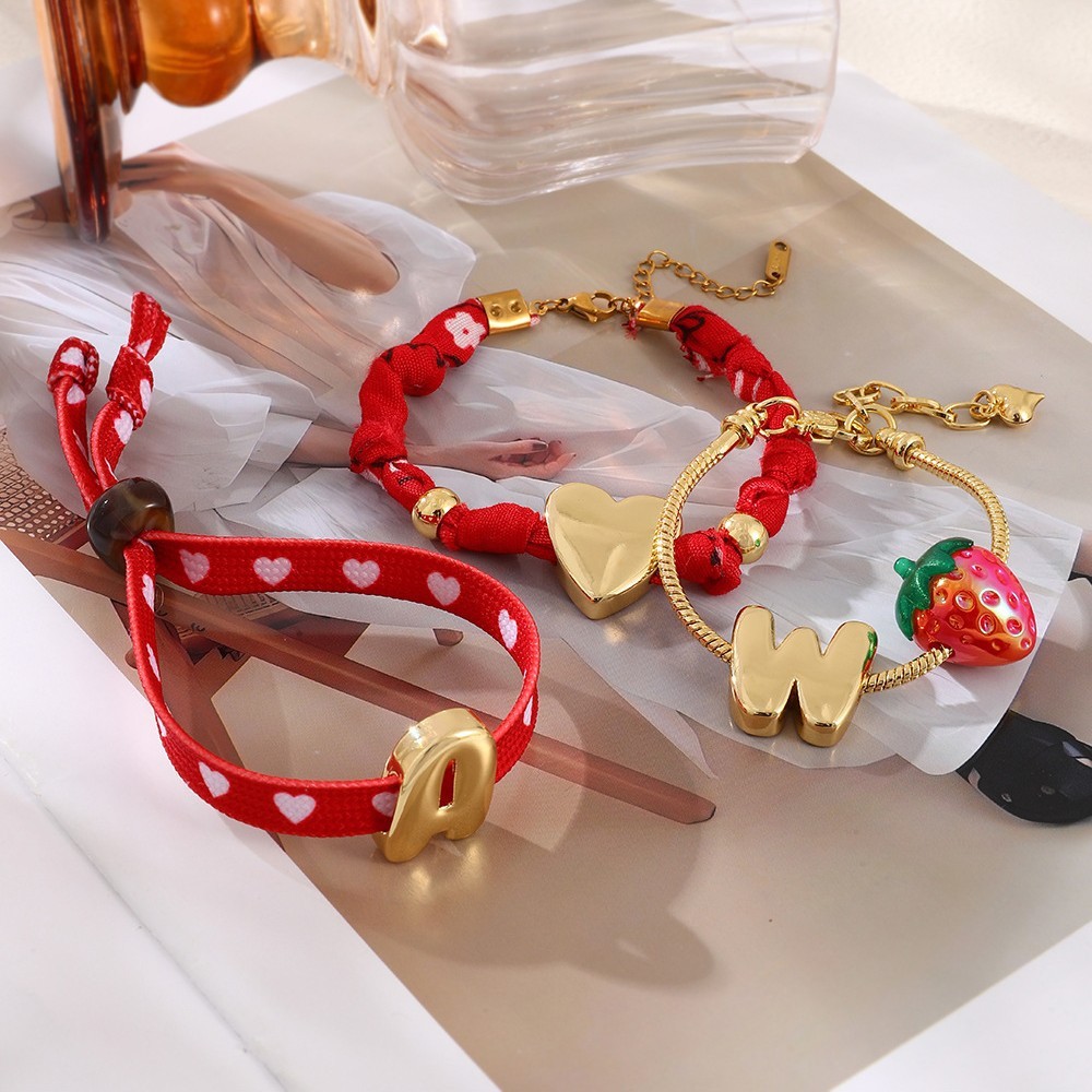 Bracelet À Breloques Pour Femme, Collection Romantique, Motif Cœur Et Fraise, Couleur Cuivre Et Or. Image2
