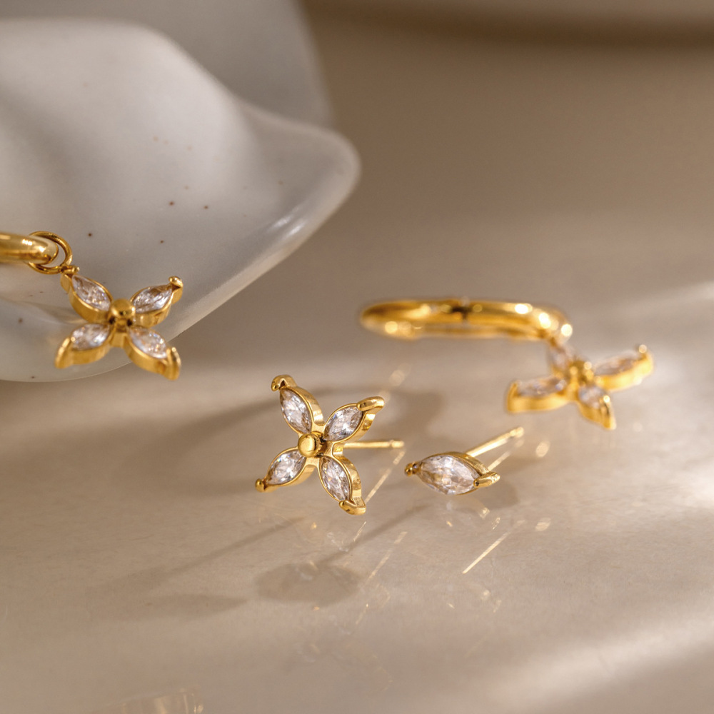 Boucles D'Oreilles Élégantes Clover En Acier Inoxydable Étanche Couleur Or Avec Zircon Pour Femmes Image3