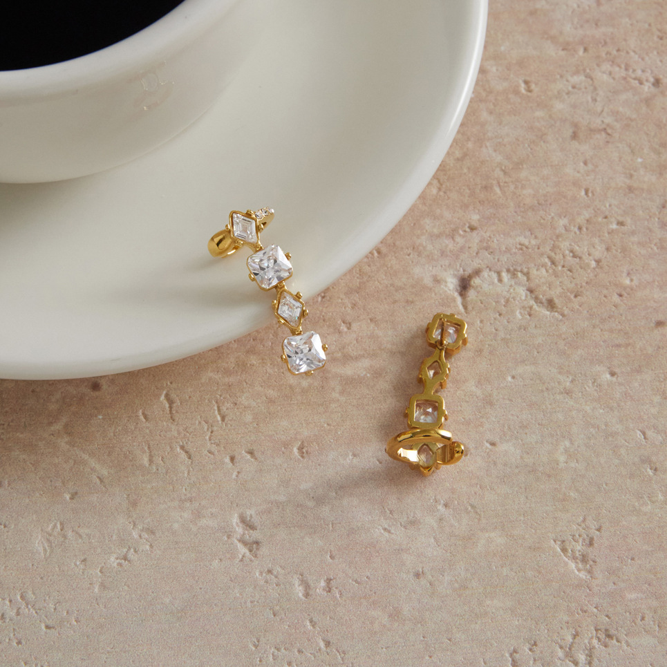 Boucles D'Oreilles Puces Pour Femmes, Luxueuses Et Simples, En Acier Inoxydable Imperméable, Couleur Or, Ornées De Zircon, Forme Triangulaire Patchwork. Image4