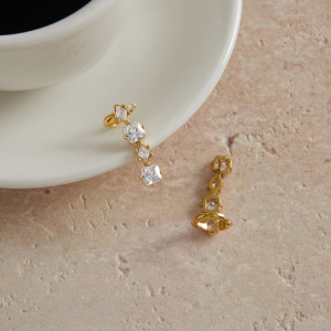 Boucles D'Oreilles Puces Pour Femmes, Luxueuses Et Simples, En Acier Inoxydable Imperméable, Couleur Or, Ornées De Zircon, Forme Triangulaire Patchwork. h5 Image4