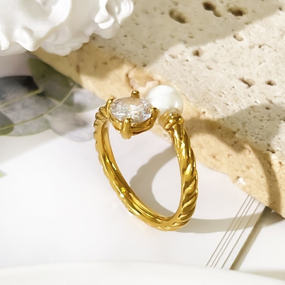 Bague Pour Femme En Acier Inoxydable Doré, Ornée D'Un Zircon Et D'Une Perle Artificielle, Ornée D'Un Cercle Simple Et Étanche. Image2