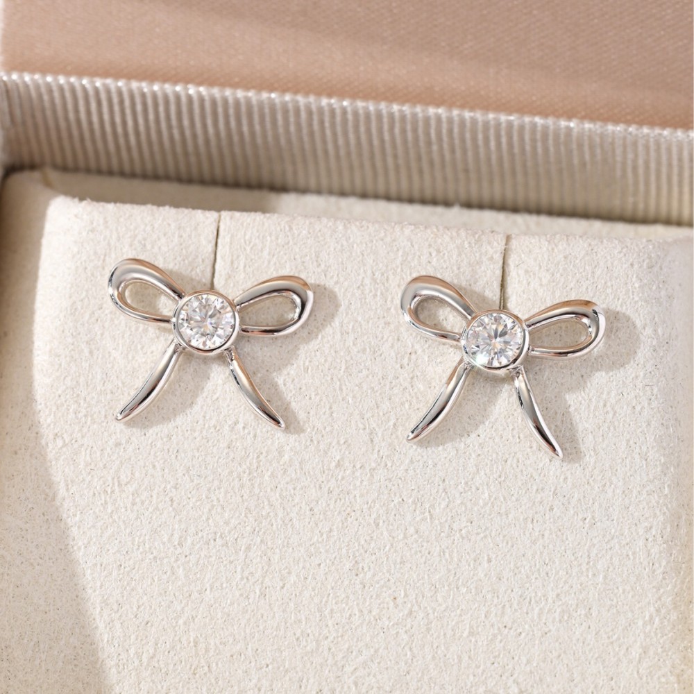 Boucles D'Oreilles En Moissanite S925 Plaqué Platine, Élégantes Et Ornées D'Un Nœud Papillon, Collection Simple Series. Image2