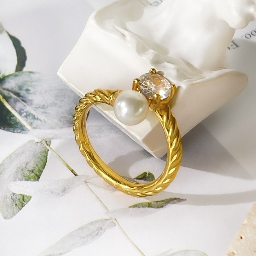 Bague Pour Femme En Acier Inoxydable Doré, Ornée D'Un Zircon Et D'Une Perle Artificielle, Ornée D'Un Cercle Simple Et Étanche. Image4