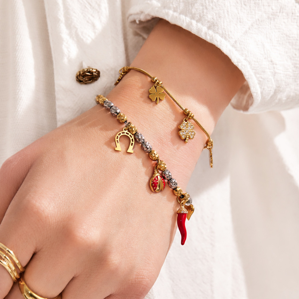 Bracelet À Breloques Pour Femme, Collection Luxueuse Series, Motif Trèfle Et Piment, En Acier Inoxydable Étanche, Couleur Or. Image2