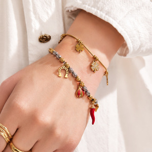 Bracelet À Breloques Pour Femme, Collection Luxueuse Series, Motif Trèfle Et Piment, En Acier Inoxydable Étanche, Couleur Or. h5 Image2