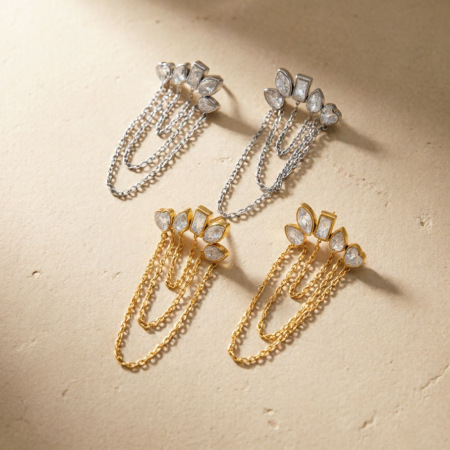 Boucles d'oreilles puces pour femmes, simples et élégantes, en forme de cœur, avec pompon et zircon doré, en acier inoxydable imperméable.