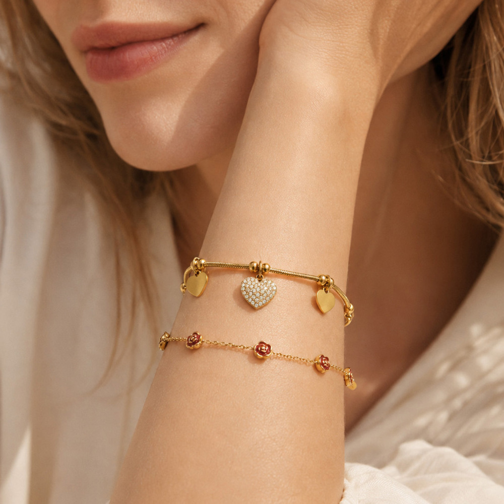 Bracelet À Breloques Pour Femme, Élégant, En Acier Inoxydable, Couleur Or, Orné D'Une Fleur Et D'Un Cœur. Collection Luxueuse. Image4