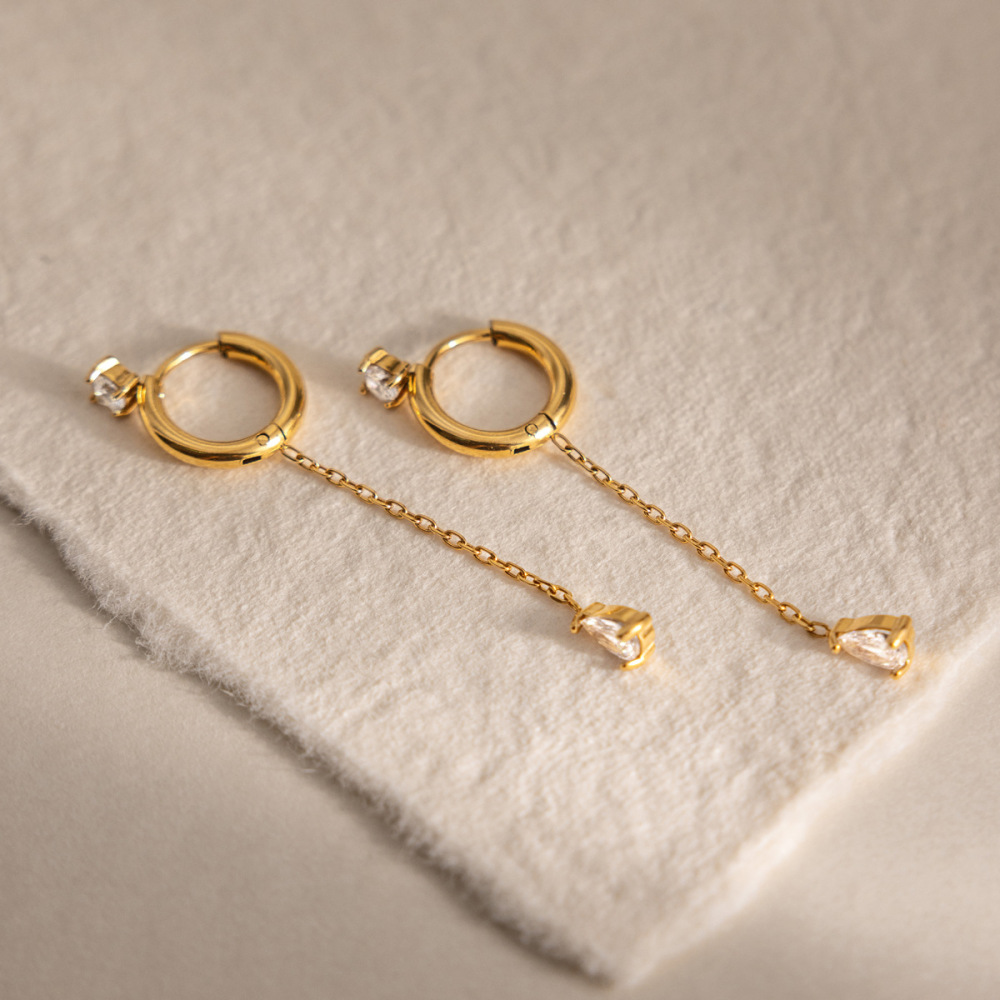 Boucles D'Oreilles Pendantes Pour Femme, Élégantes Et Discrètes, En Acier Inoxydable, Couleur Or, Avec Pompon En Forme De Goutte. Collection Simple. Image3