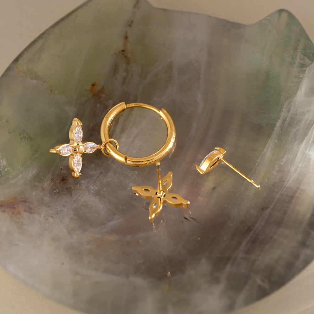 Boucles D'Oreilles Élégantes Clover En Acier Inoxydable Étanche Couleur Or Avec Zircon Pour Femmes Image4