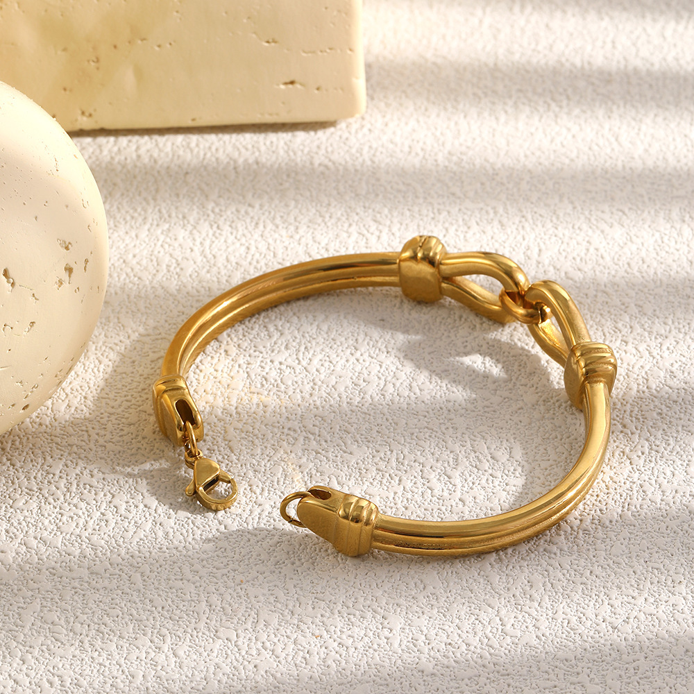 Bracelet Jonc Pour Femme Simple Series Rétro Torsadé De Forme Irrégulière En Acier Inoxydable Étanche Couleur Or Image2