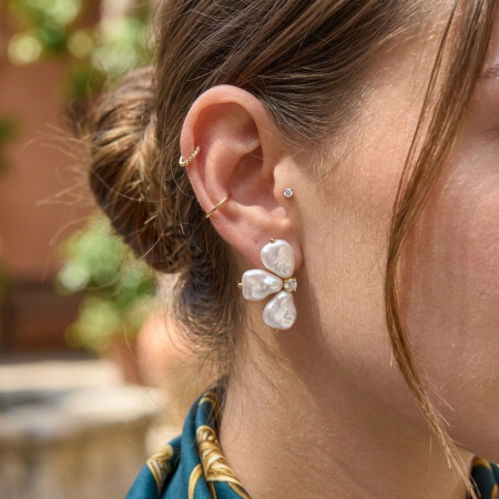 Boucles d'oreilles puces pour femmes, en acier inoxydable doré, forme irrégulière, motif floral romantique et délicat. 2