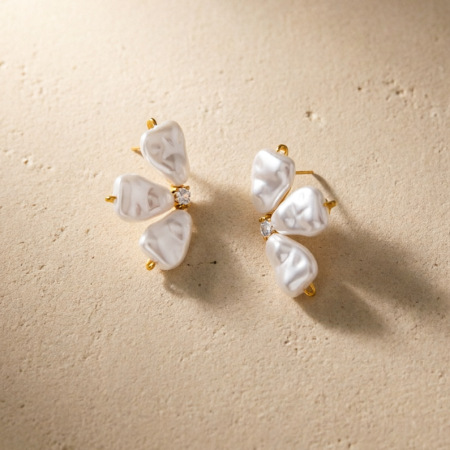 Boucles d'oreilles puces pour femmes, en acier inoxydable doré, forme irrégulière, motif floral romantique et délicat.