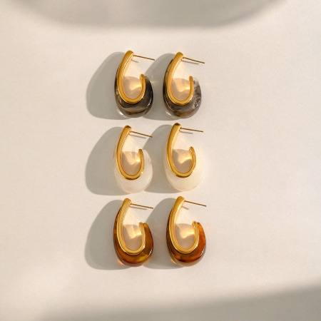 Boucles d'oreilles puces pour femmes en résine dorée en forme de C