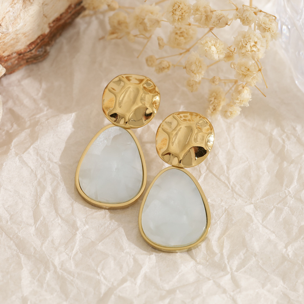 Boucles D'Oreilles Puces Pour Femmes, Motif Marteau Et Goutte Rétro, En Acier Inoxydable, Imperméables, Couleur Or Et Acrylique. Image4