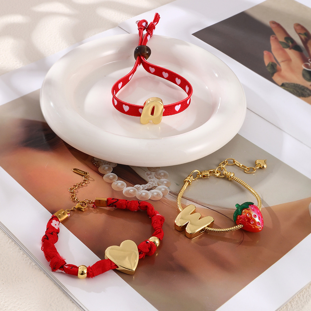 Bracelet À Breloques Pour Femme, Collection Romantique, Motif Cœur Et Fraise, Couleur Cuivre Et Or. Image3