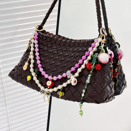 Breloques de sac en pierre naturelle agate cerise, motif fleurs et fruits, style décontracté et simple.