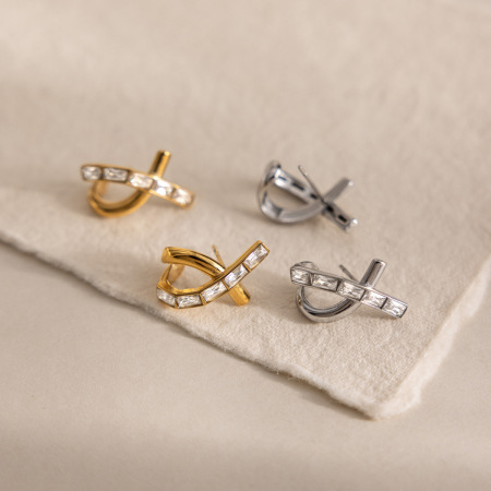 Boucles d'oreilles puces élégantes en acier inoxydable doré, ornées d'un nœud papillon et de zircon, pour femmes, collection Luxueuse. 2
