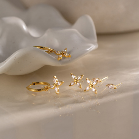 Boucles d'oreilles élégantes Clover en acier inoxydable étanche couleur or avec zircon pour femmes