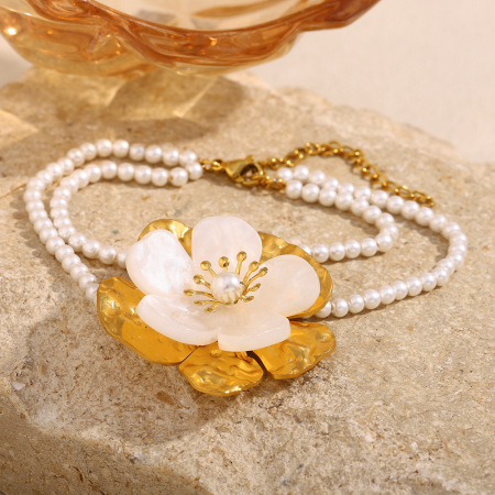 Bracelet pour femme en acier inoxydable doré, imperméable, orné de perles artificielles et d'un motif floral romantique. 2