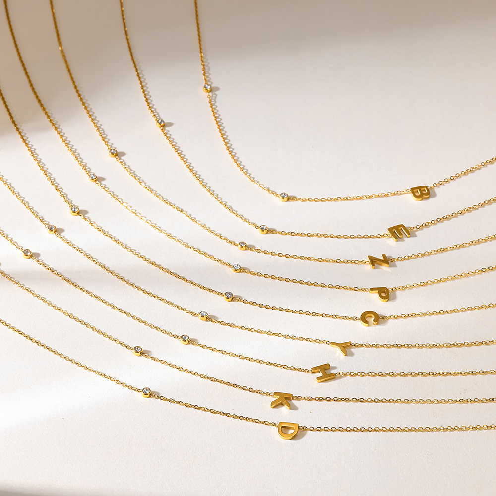 Colliers À Maillons Pour Femmes, Collection Simple, Avec Pendentif Lettre Et Pompon Quotidien, En Acier Inoxydable, Couleur Or, Avec Zircon. Image3