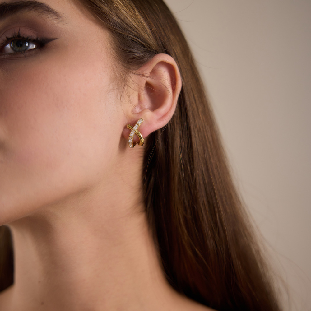 Boucles D'Oreilles Puces Élégantes En Acier Inoxydable Doré, Ornées D'Un Nœud Papillon Et De Zircon, Pour Femmes, Collection Luxueuse. Image3