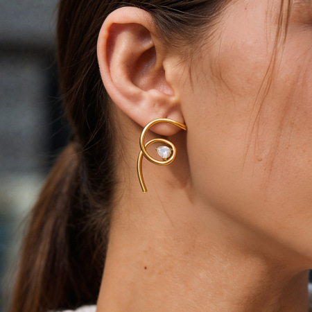 Boucles d'oreilles puces pour femmes, style décontracté et simple, forme torsadée irrégulière, en acier inoxydable imperméable, couleur or, avec zircon.