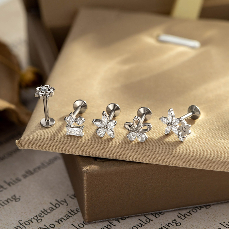 Boucles D'Oreilles Piercing Pour Femme, En Alliage De Titane Doré Avec Zircon Et Motif Floral Simple Image4