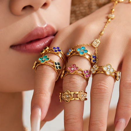 Bagues pour femmes en acier inoxydable doré, ornées d'un trèfle élégant et de zircon, collection Romantique. 2