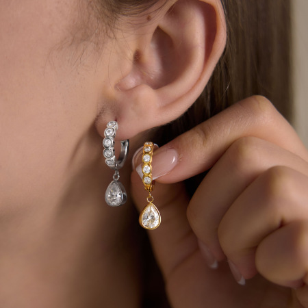 Boucles d'oreilles pendantes élégantes en acier inoxydable doré, imperméables, serties de zircon, de la série Luxueuse.