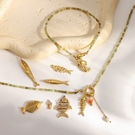Pendentif femme Simple Series Daily Geometric Shape Fish en acier inoxydable étanche couleur or avec zircon