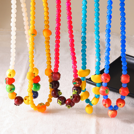 Collier pendentif femme en acrylique, motif fraise, simple et sucré, sans placage.