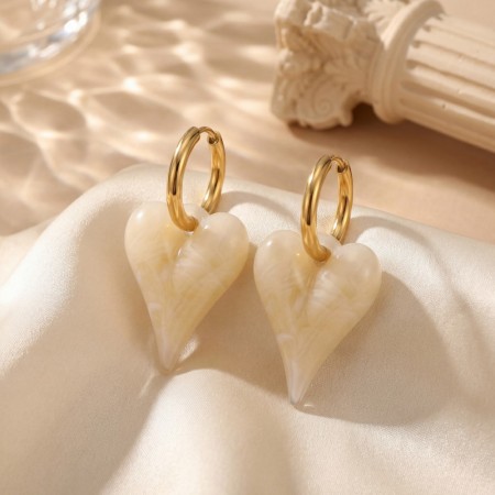 Boucles d'oreilles pendantes pour femme, style romantique, en acrylique, en forme de cœur simple. Collection Romantique 2