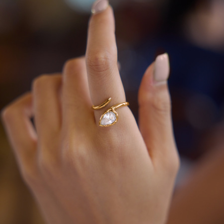 Bague pour femme en acier inoxydable étanche couleur or, forme de goutte simple, sertie de zircon.